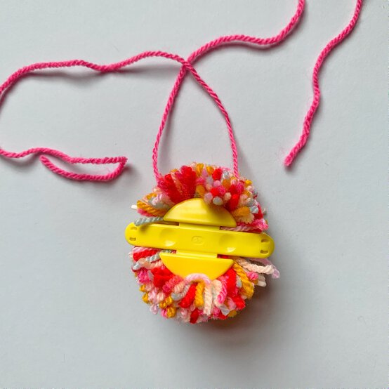 how_to_create_five_different_patterns_in_pom_poms_confetti_pom_pom_pattern_step_4.jpg?sw=554&q=85