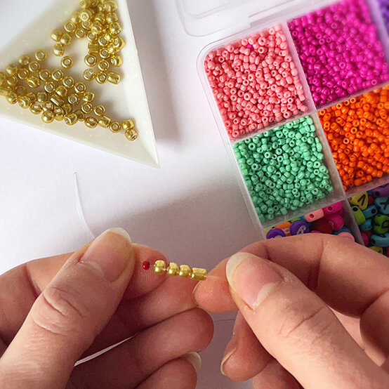 ideas%5Fjewellery%2Dprojects%2Dto%2Dmake%2Dwith%2Dbeads%5Frainbow%2Dbracelet%2D1.JPG?sw=554&q=85