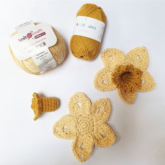 idea_how-to-crochet-an-easter-wreath-and-garland_daffadils.jpg?sw=554&q=85