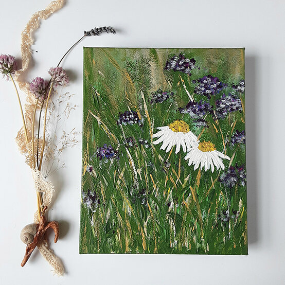 artisan-rachel-wright-painting-daisies.jpg?sw=554&q=85