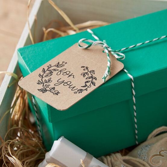 cricut-howtomakeapersonalisedhamper-gifttag.jpg?sw=554&q=85