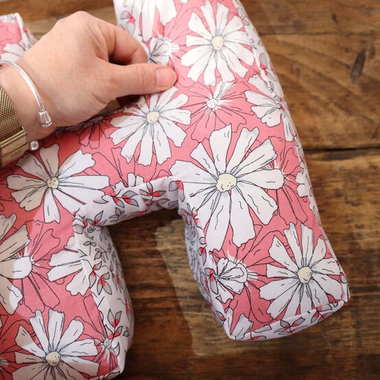 letter-cushion_step8_2.jpg?sw=554&q=85