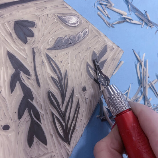 how-to-lino-cut-a-scottish-thistle-print_preparation_step-7_2.jpg?sw=554&q=85