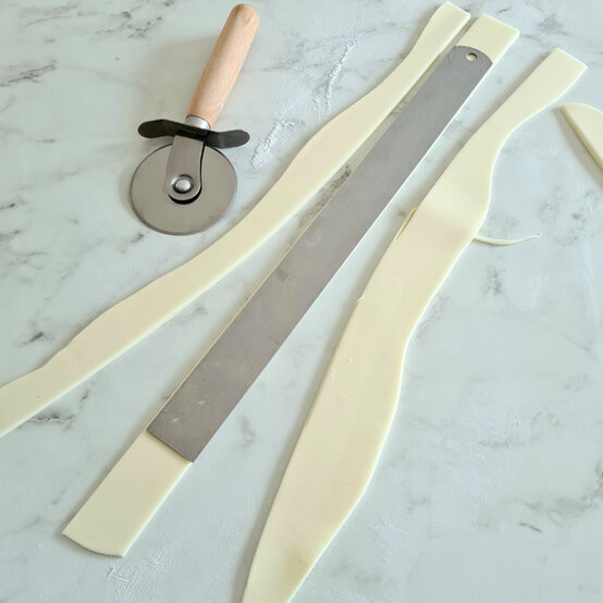 idea_how-to-make-a-coronation-cake_step13b.jpg?sw=554&q=85