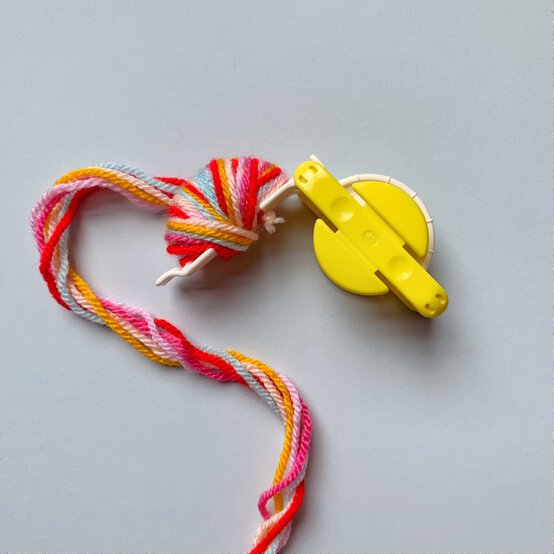 how_to_create_five_different_patterns_in_pom_poms_confetti_pom_pom_pattern_step_1.jpg?sw=554&q=85