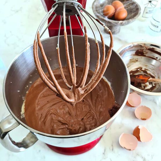 ideas%5Fhow%2Dto%2Ddecorate%2Da%2Dhalloween%2Dbundt%2Dcake%5Fstep%2D2d.jpg?sw=554&q=85