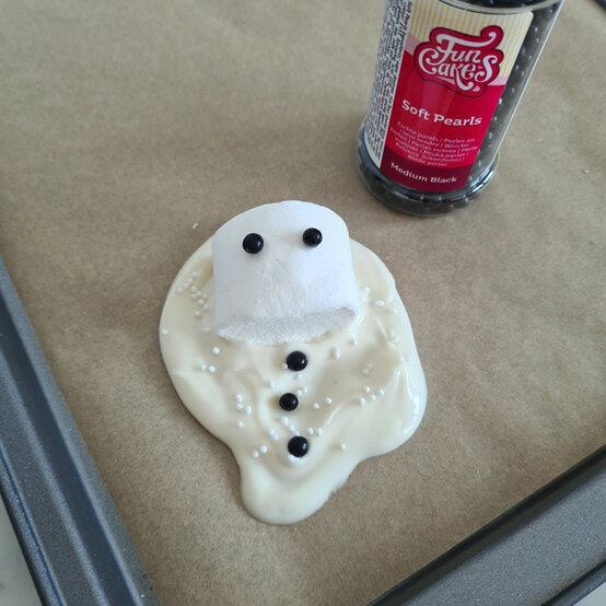 idea_how-to-make-melted-snowman-treats_step3b.jpg?sw=554&q=85
