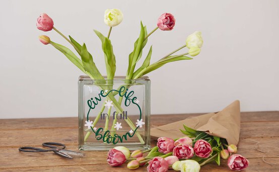 personalised-vase_hero-v2.jpg?sw=554&q=85