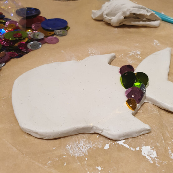 idea_messy-crafts-for-kids_step3.jpg?sw=554&q=85