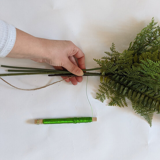 how-to-make-a-garland-for-your-wedding-_step5.jpg?sw=554&q=85