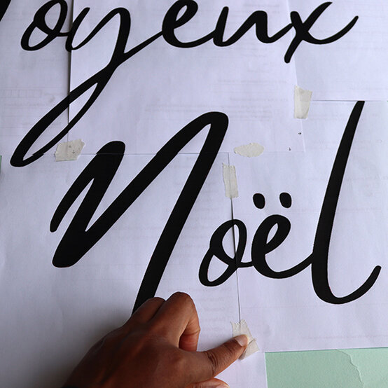 ideas%5Fhow%2Dto%2Dembroider%2Da%2Dcushion%2Dfor%2Dchristmas%5Fstep%2D1b.JPG?sw=554&q=85