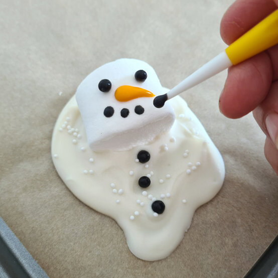 idea_how-to-make-melted-snowman-treats_step4c.jpg?sw=554&q=85