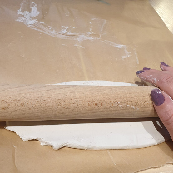 idea_messy-crafts-for-kids-pots_step1b.jpg?sw=554&q=85