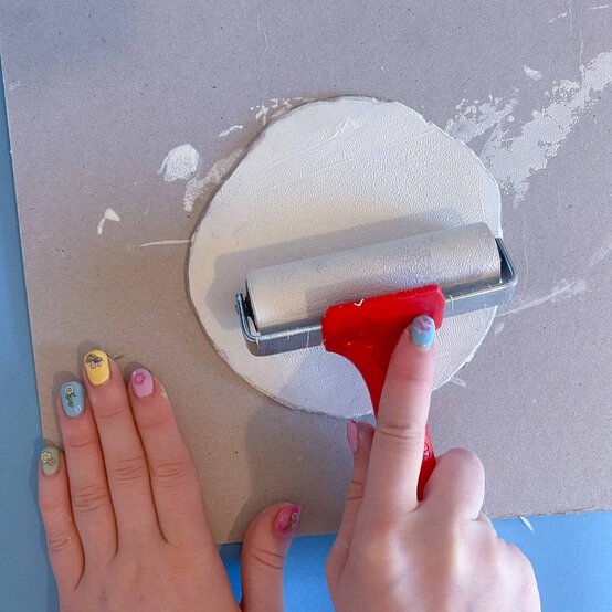 Idea_how-to-make-a-lino-print-stocking_step9a.jpg?sw=554&q=85