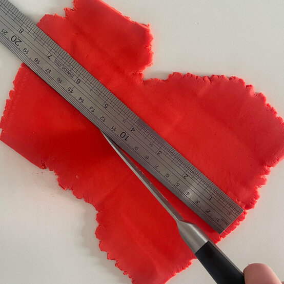 idea_how-to-decorate-a-rocket-cake_step13a.jpg?sw=554&q=85