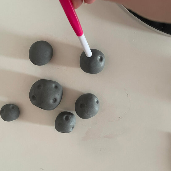 idea_how-to-decorate-a-rocket-cake_step18b.jpg?sw=554&q=85