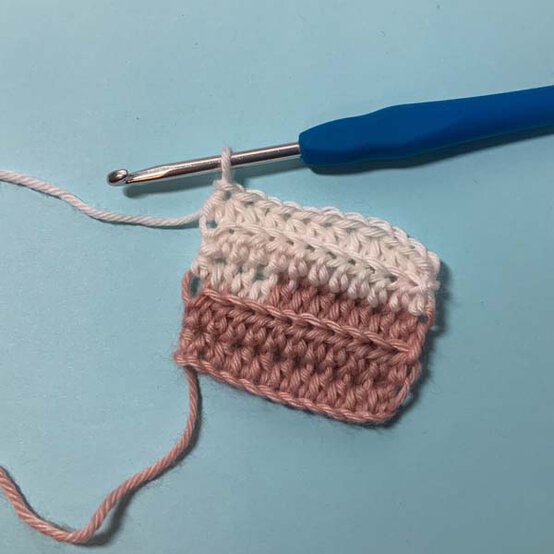 ideas%5Fhow%2Dto%2Dcrochet%2Da%2Dheadband%5Fplain%2Dheadband%5Fstep%2D1c.jpg?sw=554&q=85