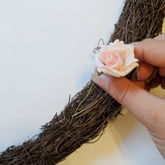 easter_floral_wreath_rose_2.jpg?sw=554&q=85