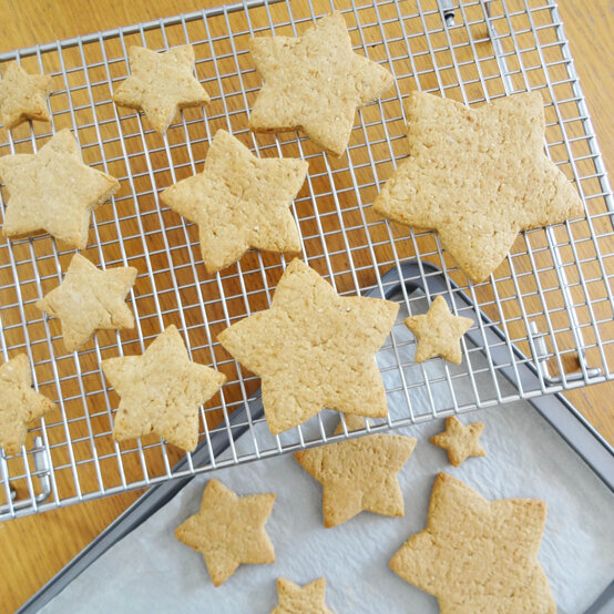 decorated-christmas-biscuit-wreath_biscuit_step1_4.jpg?sw=554&q=85