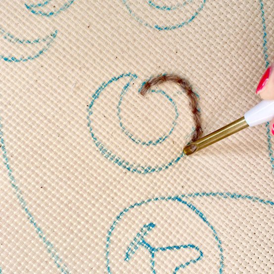 punch-needle-farm-lamb-step-3.jpg?sw=554&q=85