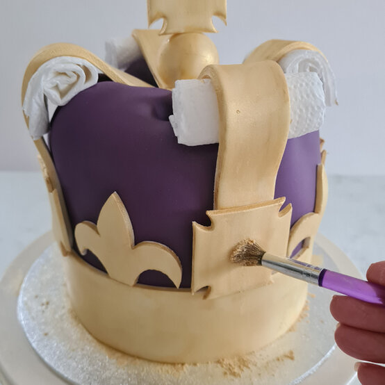 idea_how-to-make-a-coronation-cake_step17c.jpg?sw=554&q=85
