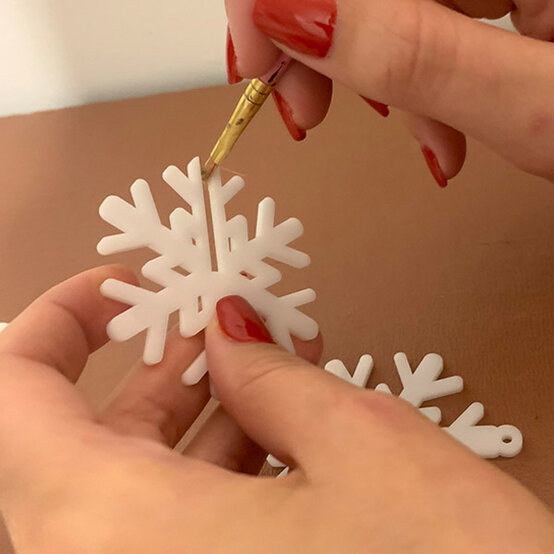 idea_Glowforge-First-Christmas-Bauble_Step11b.jpg?sw=554&q=85