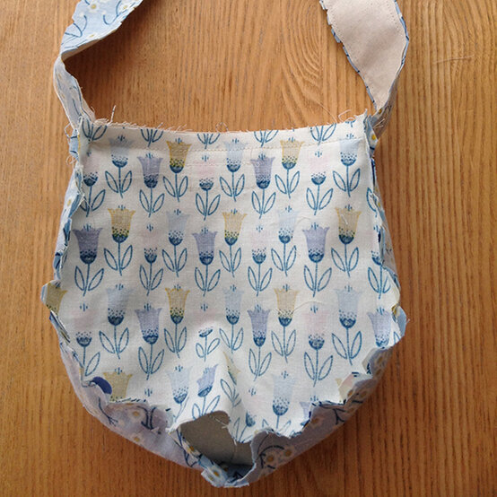 simplicity-pattern-cat-dress-bag-step18.jpg?sw=554&q=85