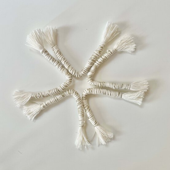 Idea_how-to-make-yarn-wrapped-stars_step4.jpg?sw=554&q=85