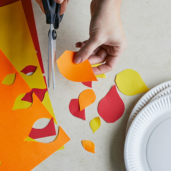 idea%5Fdiwali%2Dpaper%2Dplate%2Dlamps%5Fstep%2D3.jpg?sw=554&q=85