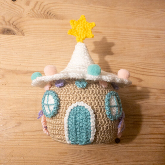 gingerbreadhouse-_house_3_front_fin.jpg?sw=554&q=85