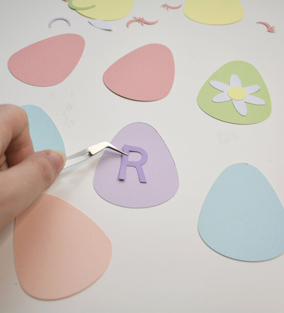 cricut_how_to_make_easter_egg_wall_art_step15.jpg?sw=554&q=85