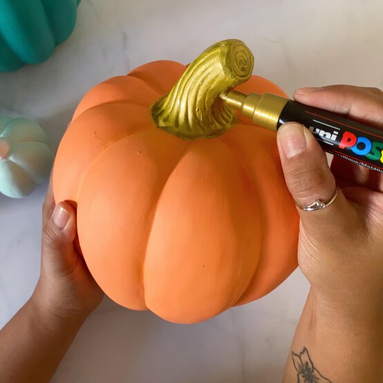 sophisticated-halloween-2020_step-3.jpg?sw=554&q=85