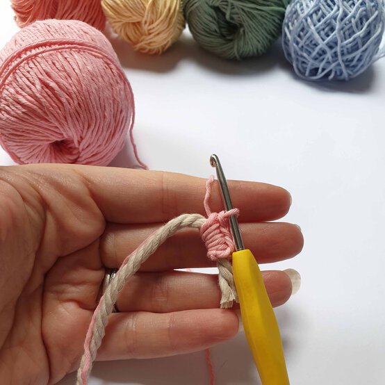 Idea_how-to-crochet-a-safari-mobile_step13a.jpg?sw=554&q=85