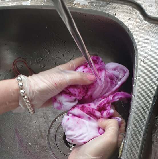 How-to-tie-dye-a-t-shirt_Mottled%20effect%20Step%204b.jpg?sw=554&q=85