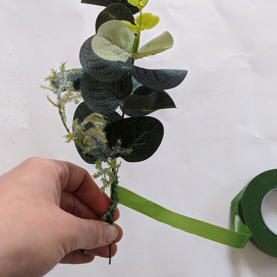 how-to-make-a-wedding-cake-garland_step4.jpg?sw=554&q=85