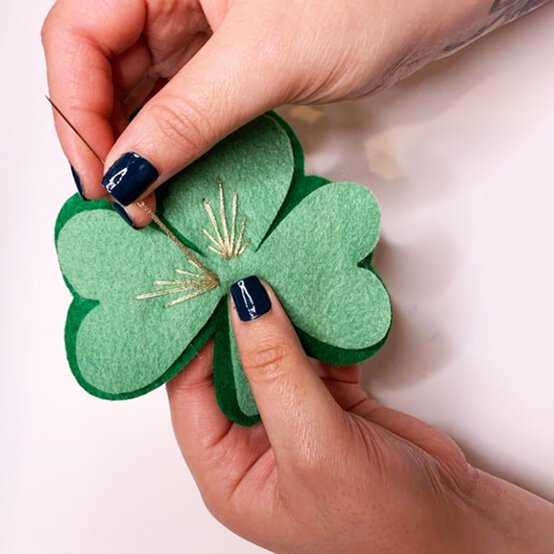 Cricut-How-to-Make-a-Shamrock-Wreath_step13a.jpg?sw=554&q=85