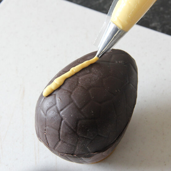 abstract-chocolate-eggs-step3.jpg?sw=554&q=85