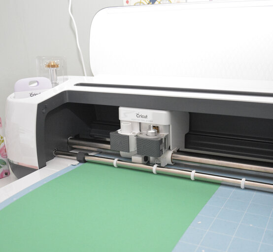 cricut_how_to_make_a-_paper_monstera_plant_step8.jpg?sw=554&q=85