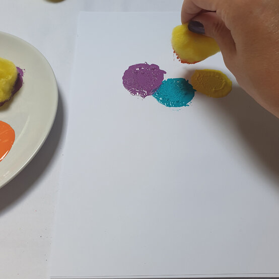 idea_messy-crafts-for-kids-icecream_step2c.jpg?sw=554&q=85