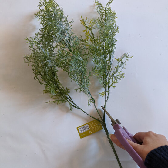 how-to-create-a-wedding-floral-arrangement_step8.jpg?sw=554&q=85