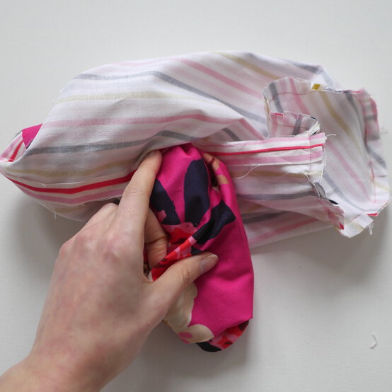 how_to_make_a_bottle_gift_bag_step-17.jpg?sw=554&q=85