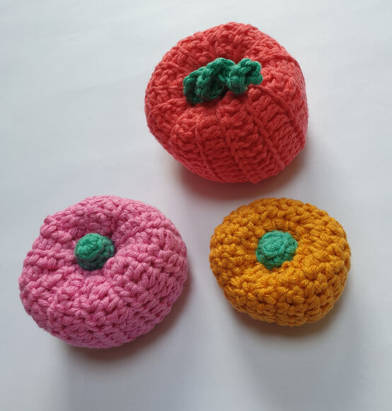 how-to-crochet-an-autumn-wreath-pumpkin-9.jpg?sw=554&q=85