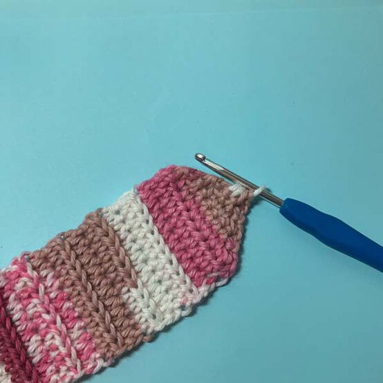 ideas%5Fhow%2Dto%2Dcrochet%2Da%2Dheadband%5Fplain%2Dheadband%5Fstep%2D2a.jpg?sw=554&q=85