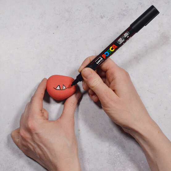 how_to_make_alien_pebbles_step2.jpg?sw=554&q=85