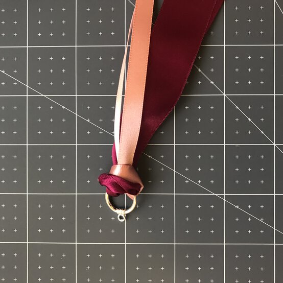 ribbon-bookmarks-step_1_4.jpg?sw=554&q=85