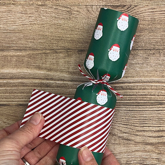 how%2Dto%2Dmake%2Dbright%2Dchristmas%2Dcrackers%5Fstep%2D6b.jpg?sw=554&q=85