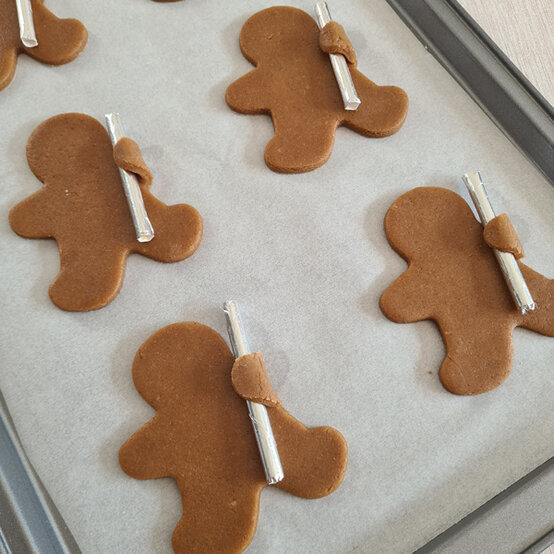idea_christmas-gingerbread-people_step6c.jpg?sw=554&q=85