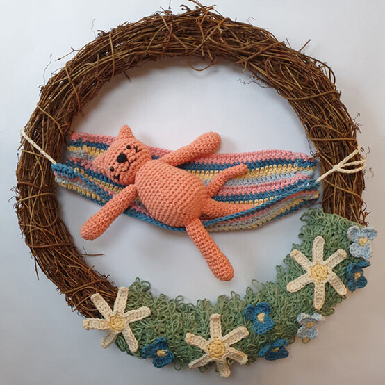 how_to_crochet_a_summer_garden_wreath_placement-3-1.jpg?sw=554&q=85