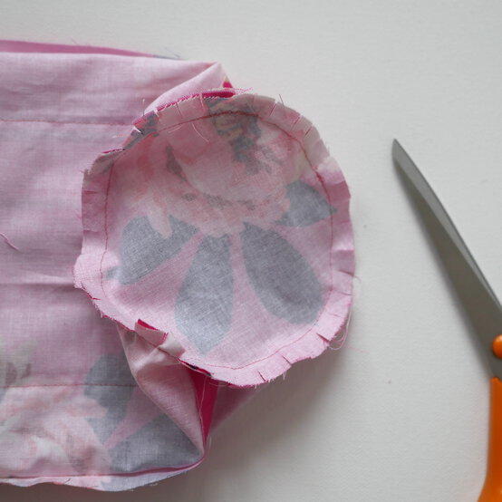 how_to_make_a_bottle_gift_bag_step-16.jpg?sw=554&q=85