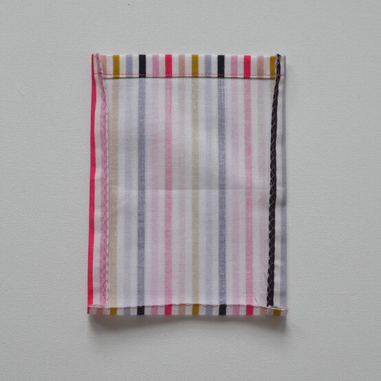 how_to_make_a_bottle_gift_bag_step-6.jpg?sw=554&q=85